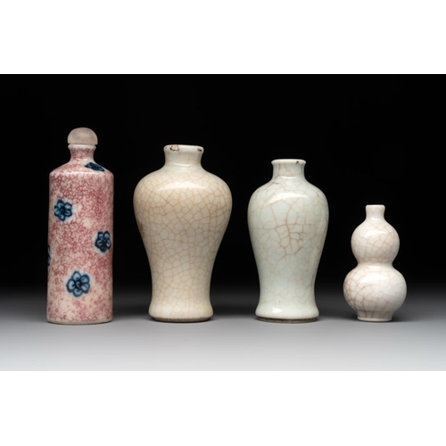 101 - Three Chinese ge-type snuff bottles and a blue, white and ge-type snuff bottle, 19th C.H.: 8,2 cm (t... 