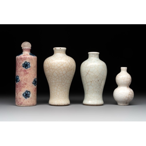 101 - Three Chinese ge-type snuff bottles and a blue, white and ge-type snuff bottle, 19th C.H.: 8,2 cm (t... 