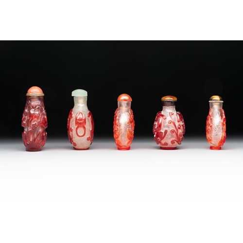 105 - A collection of 14 Peking glass snuff bottles, 19/20th C.H.: 9,7 cm (the tallest incl. stopper)H.: 5... 