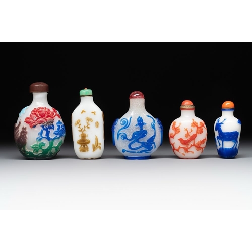 105 - A collection of 14 Peking glass snuff bottles, 19/20th C.H.: 9,7 cm (the tallest incl. stopper)H.: 5... 