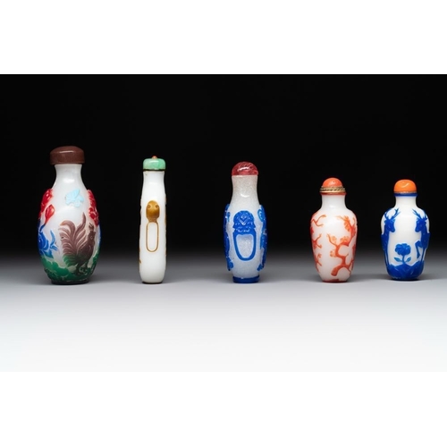 105 - A collection of 14 Peking glass snuff bottles, 19/20th C.H.: 9,7 cm (the tallest incl. stopper)H.: 5... 