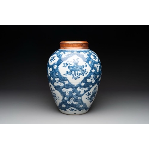 11 - A Chinese blue and white 'prunus on cracked ice' jar with wooden cover, 19th C.H.: 33,7 cm (incl. co... 