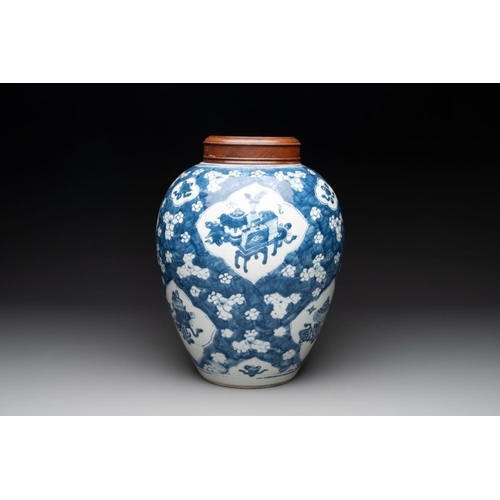 11 - A Chinese blue and white 'prunus on cracked ice' jar with wooden cover, 19th C.H.: 33,7 cm (incl. co... 