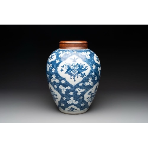 11 - A Chinese blue and white 'prunus on cracked ice' jar with wooden cover, 19th C.H.: 33,7 cm (incl. co... 