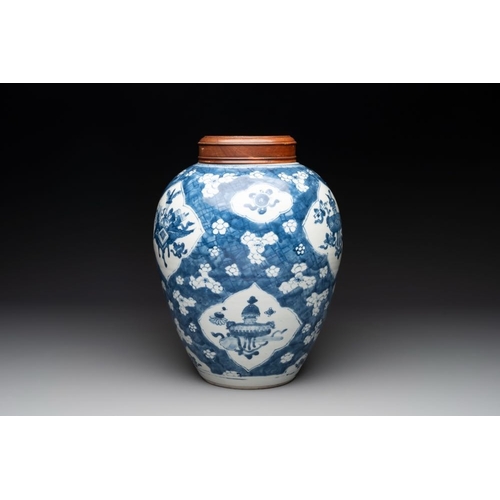 11 - A Chinese blue and white 'prunus on cracked ice' jar with wooden cover, 19th C.H.: 33,7 cm (incl. co... 