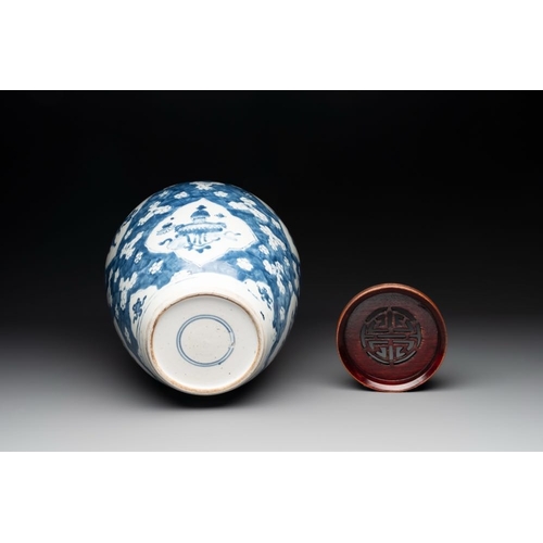 11 - A Chinese blue and white 'prunus on cracked ice' jar with wooden cover, 19th C.H.: 33,7 cm (incl. co... 