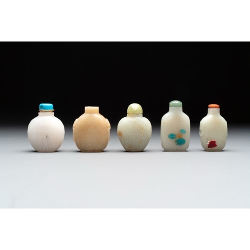 110 - A collection of 20 Chinese jade snuff bottles, 19/20th C.H.: 7,5 cm (the tallest incl. stopper)H.: 4... 