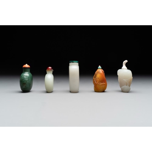 110 - A collection of 20 Chinese jade snuff bottles, 19/20th C.H.: 7,5 cm (the tallest incl. stopper)H.: 4... 