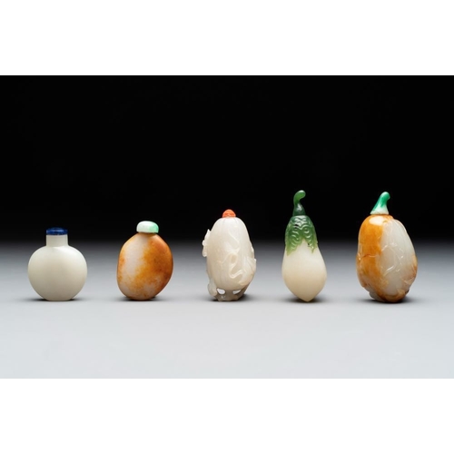 110 - A collection of 20 Chinese jade snuff bottles, 19/20th C.H.: 7,5 cm (the tallest incl. stopper)H.: 4... 