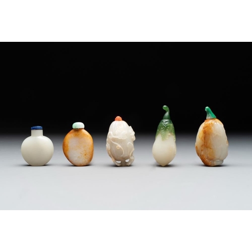 110 - A collection of 20 Chinese jade snuff bottles, 19/20th C.H.: 7,5 cm (the tallest incl. stopper)H.: 4... 