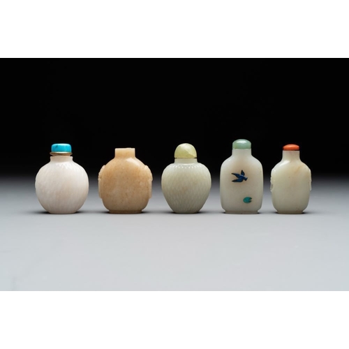 110 - A collection of 20 Chinese jade snuff bottles, 19/20th C.H.: 7,5 cm (the tallest incl. stopper)H.: 4... 