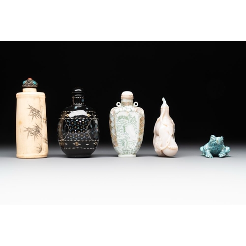 112 - A collection of ten Chinese snuff bottles, 19/20th C.H.: 8,5 cm (the tallest incl. stopper)H.: 5,8 c... 