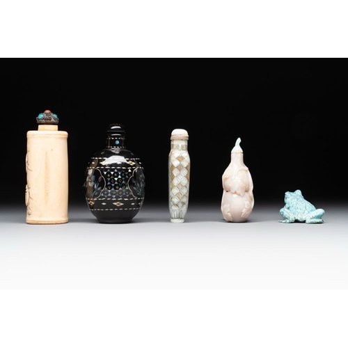 112 - A collection of ten Chinese snuff bottles, 19/20th C.H.: 8,5 cm (the tallest incl. stopper)H.: 5,8 c... 