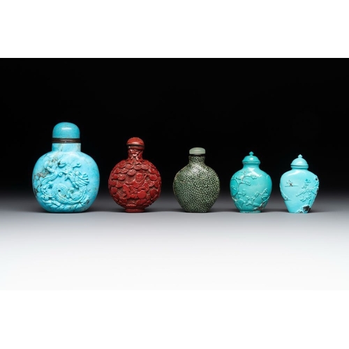 112 - A collection of ten Chinese snuff bottles, 19/20th C.H.: 8,5 cm (the tallest incl. stopper)H.: 5,8 c... 