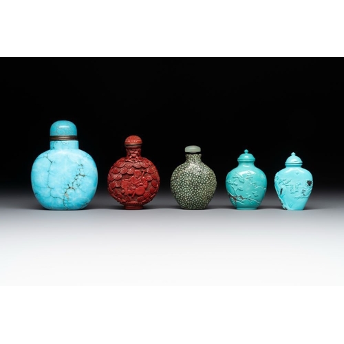 112 - A collection of ten Chinese snuff bottles, 19/20th C.H.: 8,5 cm (the tallest incl. stopper)H.: 5,8 c... 