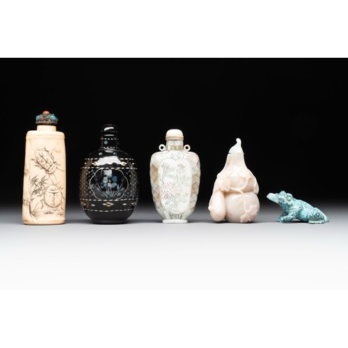 112 - A collection of ten Chinese snuff bottles, 19/20th C.H.: 8,5 cm (the tallest incl. stopper)H.: 5,8 c... 