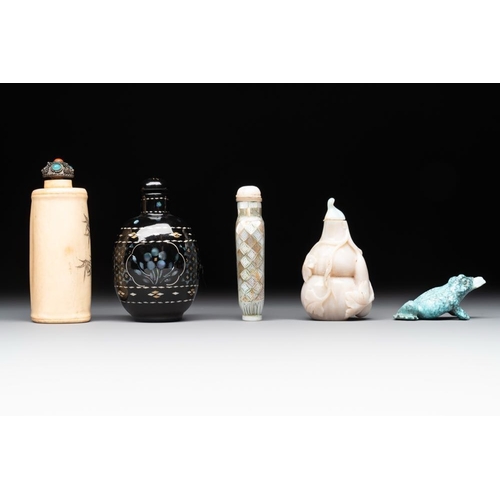 112 - A collection of ten Chinese snuff bottles, 19/20th C.H.: 8,5 cm (the tallest incl. stopper)H.: 5,8 c... 