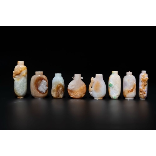 117 - A large collection of 60 Chinese jadeite snuff bottles, 20th C.H.: 7 cm (the tallest excl. stopper)H... 