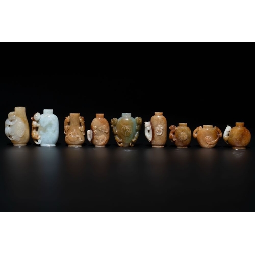 117 - A large collection of 60 Chinese jadeite snuff bottles, 20th C.H.: 7 cm (the tallest excl. stopper)H... 