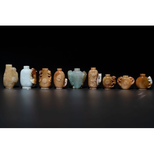 117 - A large collection of 60 Chinese jadeite snuff bottles, 20th C.H.: 7 cm (the tallest excl. stopper)H... 