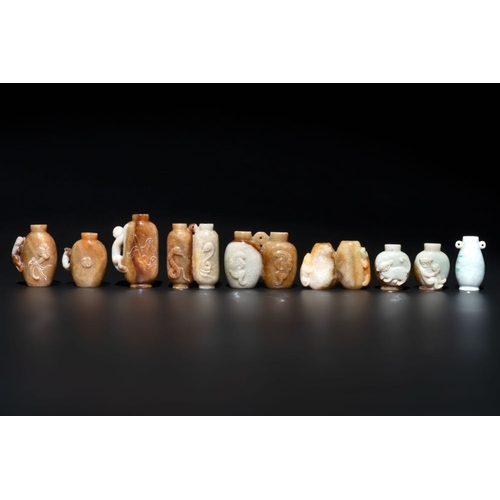 117 - A large collection of 60 Chinese jadeite snuff bottles, 20th C.H.: 7 cm (the tallest excl. stopper)H... 