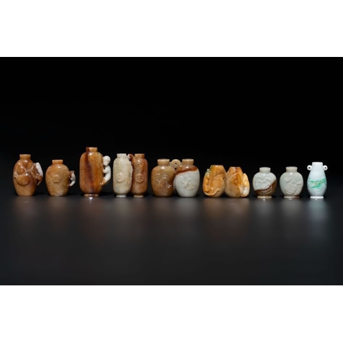 117 - A large collection of 60 Chinese jadeite snuff bottles, 20th C.H.: 7 cm (the tallest excl. stopper)H... 