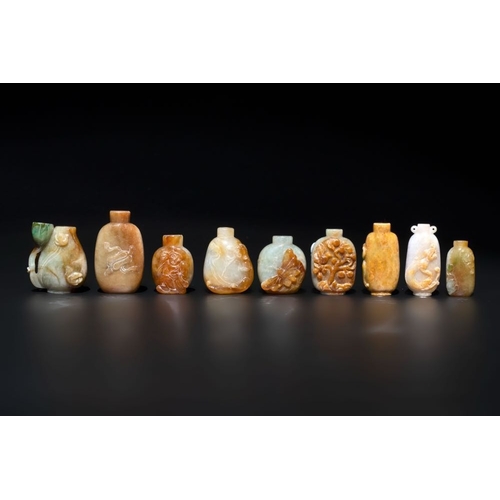 117 - A large collection of 60 Chinese jadeite snuff bottles, 20th C.H.: 7 cm (the tallest excl. stopper)H... 