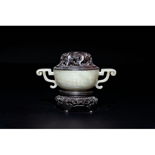 119 - A Chinese white jade bowl with ruyi-shaped handles, wooden cover and stand, 18/19th C.L.: 12,8 cm - ... 