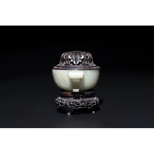 119 - A Chinese white jade bowl with ruyi-shaped handles, wooden cover and stand, 18/19th C.L.: 12,8 cm - ... 