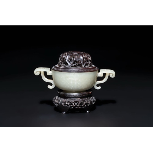 119 - A Chinese white jade bowl with ruyi-shaped handles, wooden cover and stand, 18/19th C.L.: 12,8 cm - ... 