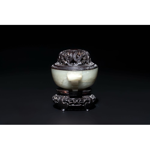 119 - A Chinese white jade bowl with ruyi-shaped handles, wooden cover and stand, 18/19th C.L.: 12,8 cm - ... 