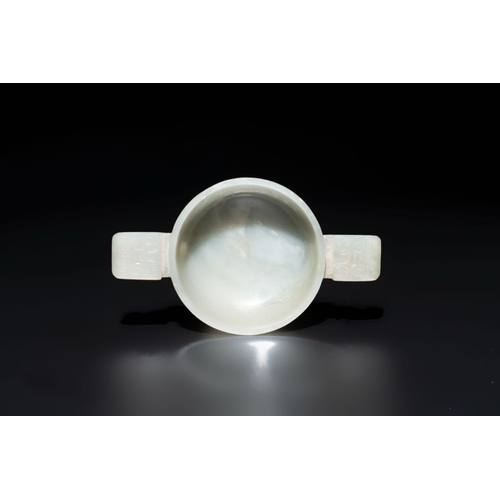 119 - A Chinese white jade bowl with ruyi-shaped handles, wooden cover and stand, 18/19th C.L.: 12,8 cm - ... 