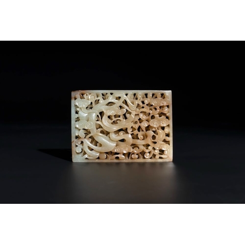 121 - A Chinese russet jade 'dragon' plaque, 18th C.Dim.: 10,5 x7,5 x 1,2 cm
 Weight: 133 grams... 