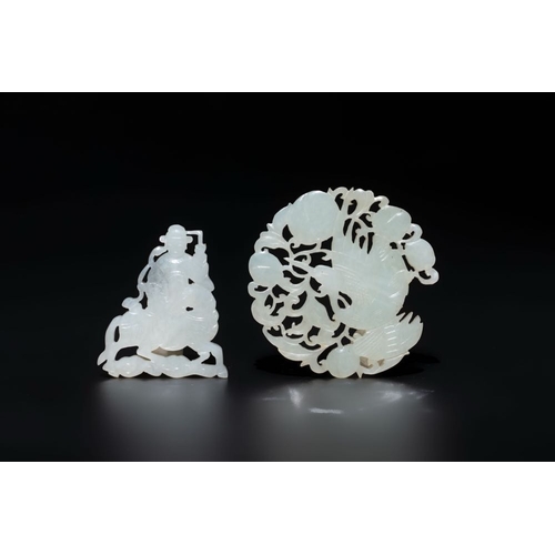 124 - Two Chinese white and celadon jade 'crane' and 'deity' plaques, QingDim.: 7,4 x 7,4 cm (the crane pl... 