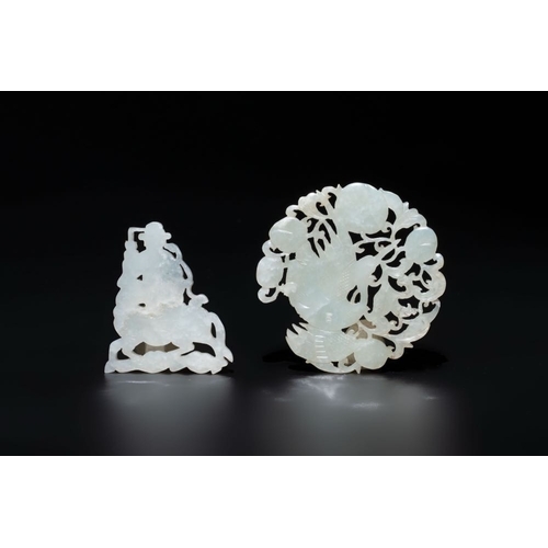 124 - Two Chinese white and celadon jade 'crane' and 'deity' plaques, QingDim.: 7,4 x 7,4 cm (the crane pl... 