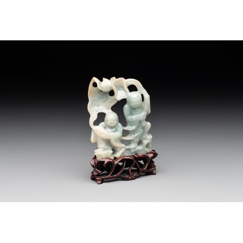 128 - A Chinese jade 'He He Er Xian' group on wooden stand, 19th C.H.: 9,5 cm (incl. stand)H.: 7,4 cm (exc... 