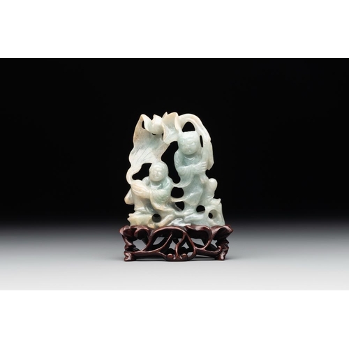 128 - A Chinese jade 'He He Er Xian' group on wooden stand, 19th C.H.: 9,5 cm (incl. stand)H.: 7,4 cm (exc... 