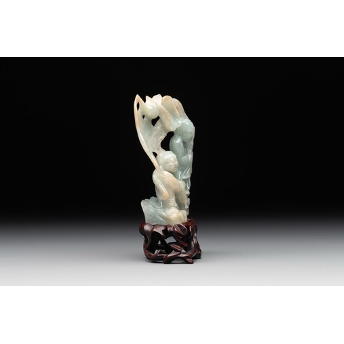 128 - A Chinese jade 'He He Er Xian' group on wooden stand, 19th C.H.: 9,5 cm (incl. stand)H.: 7,4 cm (exc... 