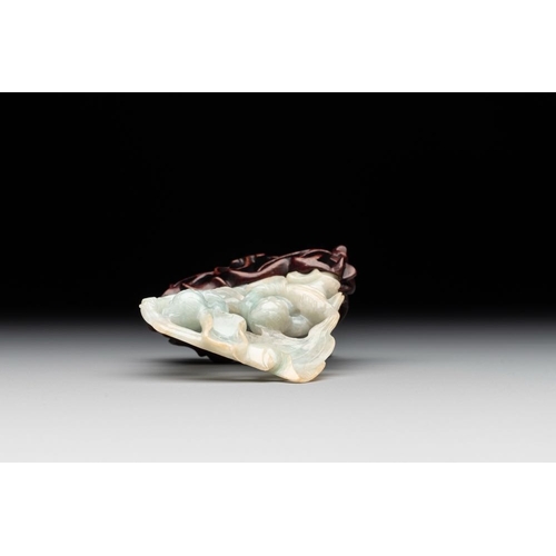 128 - A Chinese jade 'He He Er Xian' group on wooden stand, 19th C.H.: 9,5 cm (incl. stand)H.: 7,4 cm (exc... 