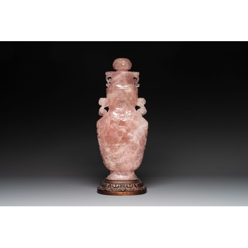 130 - A large Chinese rose quartz vase and cover on a wooden stand, 20th C.H.: 47,2 cm (incl. cover and st... 