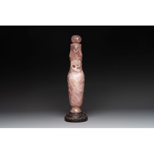 130 - A large Chinese rose quartz vase and cover on a wooden stand, 20th C.H.: 47,2 cm (incl. cover and st... 