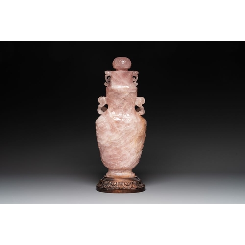 130 - A large Chinese rose quartz vase and cover on a wooden stand, 20th C.H.: 47,2 cm (incl. cover and st... 