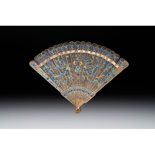 134 - A Chinese gilt silver and enamelled fan with floral design, 19/20th C.Dim.: 19 x 25,5 cm (opened)Dim... 