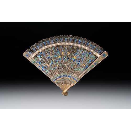 134 - A Chinese gilt silver and enamelled fan with floral design, 19/20th C.Dim.: 19 x 25,5 cm (opened)Dim... 