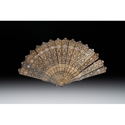 135 - A Chinese gilt filigree silver fan with floral design, 19/20th C.Dim.: 23,8 x 36 cm (opened)Dim.: 23... 