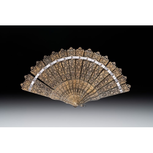 135 - A Chinese gilt filigree silver fan with floral design, 19/20th C.Dim.: 23,8 x 36 cm (opened)Dim.: 23... 