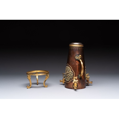 139 - A rare and fine Chinese partly-gilt copper chocolate pot with tripod stand, 18th C.H.: 30,5 cm (incl... 