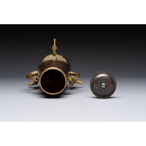 139 - A rare and fine Chinese partly-gilt copper chocolate pot with tripod stand, 18th C.H.: 30,5 cm (incl... 