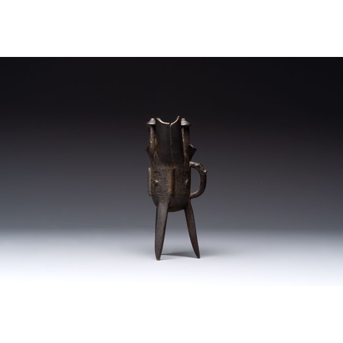 141 - A Chinese bronze ritual wine vessel and a Japanese jardinière, 17/19th C.L.: 31 cm - H.: 16,5 cm (th... 