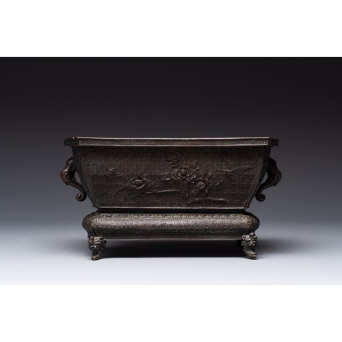 141 - A Chinese bronze ritual wine vessel and a Japanese jardinière, 17/19th C.L.: 31 cm - H.: 16,5 cm (th... 